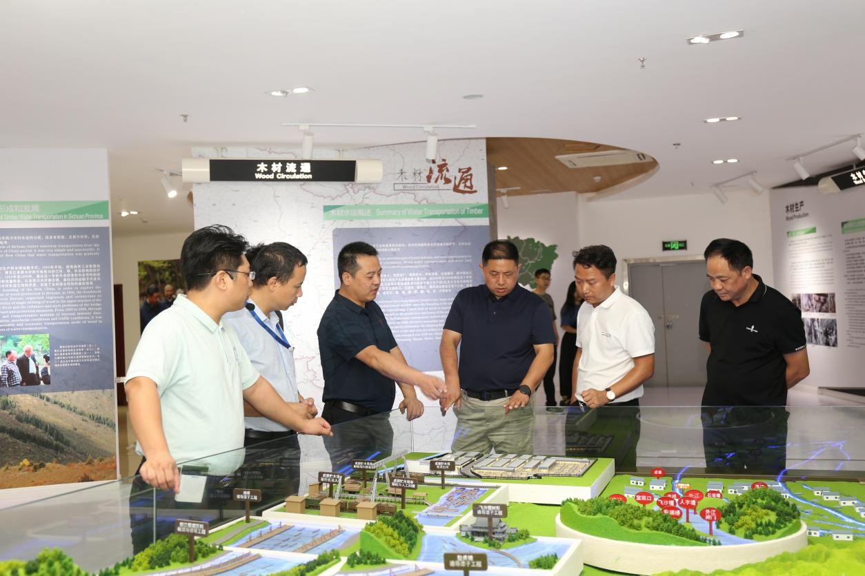 【中心動態(tài)】安徽省六安市葉集經(jīng)濟開發(fā)區(qū)、安徽人造板協(xié)會、合肥工業(yè)大學(xué)領(lǐng)導(dǎo)一行蒞臨我中心參觀交流