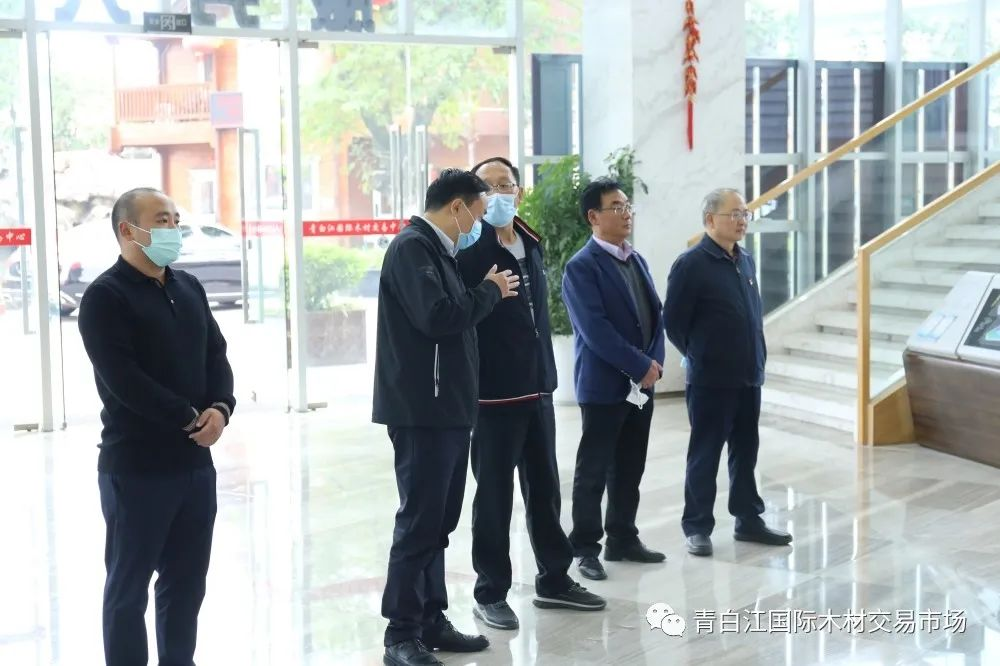 【中心動態(tài)】阿壩州行政審批局原局長何志富、阿壩州科協(xié)主席勒烏戈蒞臨青白江國際木材交易中心考察調(diào)研