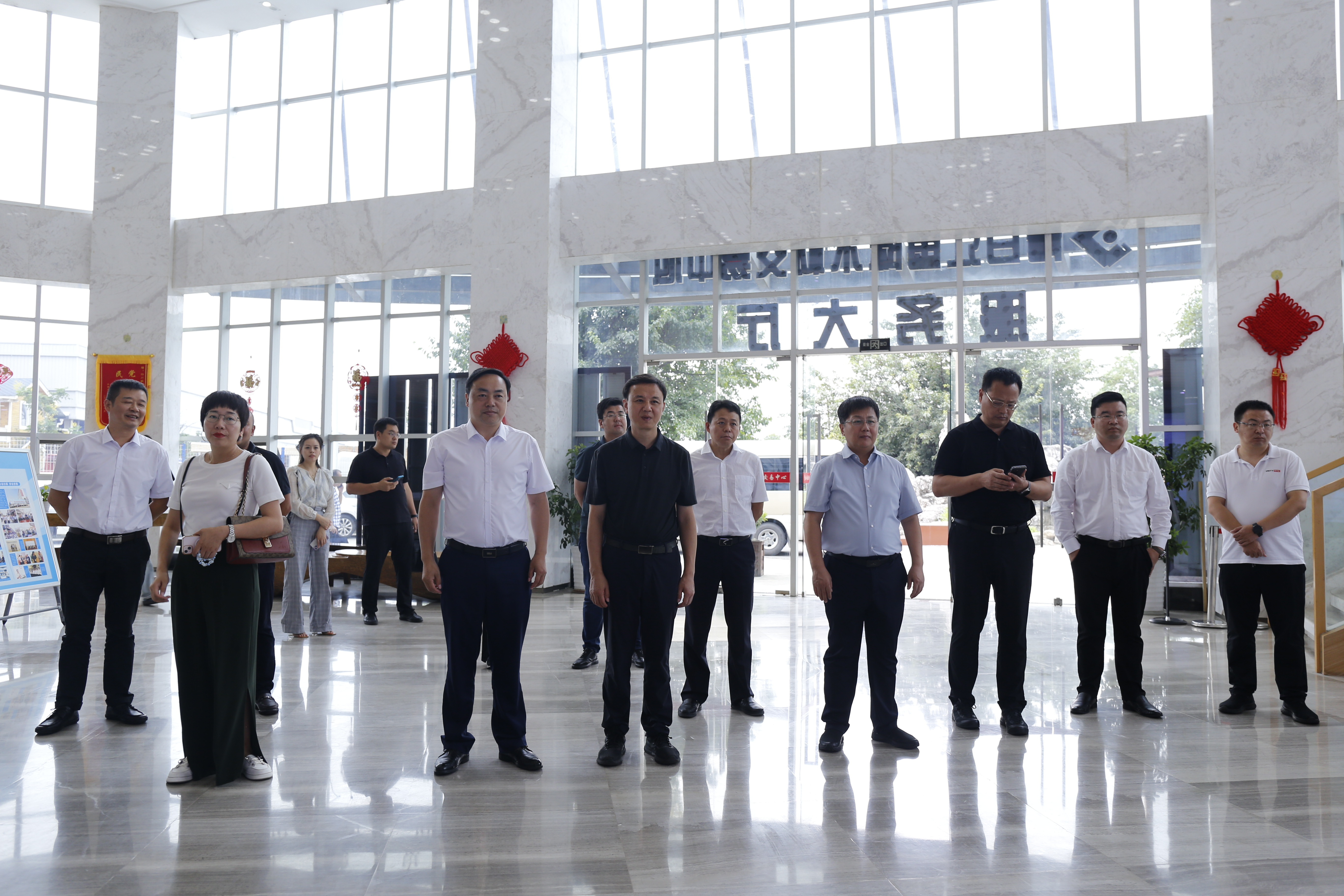 【中心動態(tài)】河北省衡水市副市長周峰一行到青白江國際木材交易中心考察調研