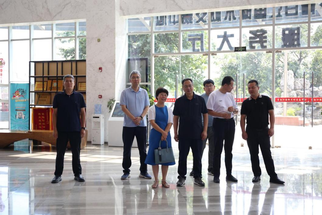 【園區(qū)動(dòng)態(tài)】中國木材與木制品流通協(xié)會(huì)與山東省日照市嵐山經(jīng)開區(qū)企業(yè)考察團(tuán)到青白江國際木材交易中心考察交流
